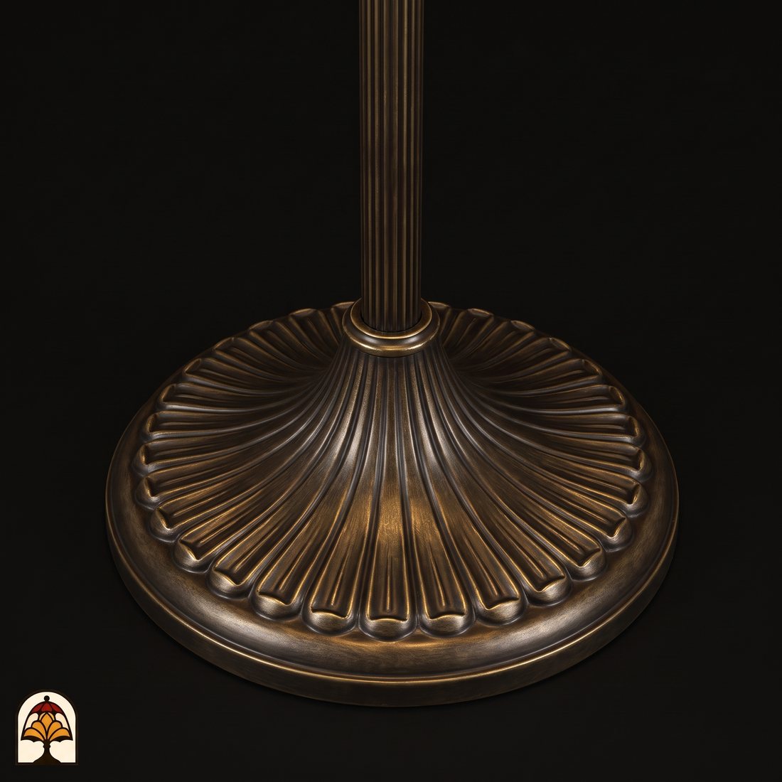 Tiffany vloerlamp Fiorella d'Oro ⌀50 cm – close-up bronskleurige voet met waaiervormig reliëf en gecanneleerde stang