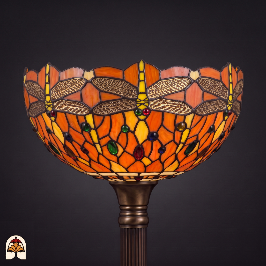Tiffany vloerlamp Libellula Tramonto ⌀30 cm – close-up onverlichte kap, libellen met kantvleugels en glasparels