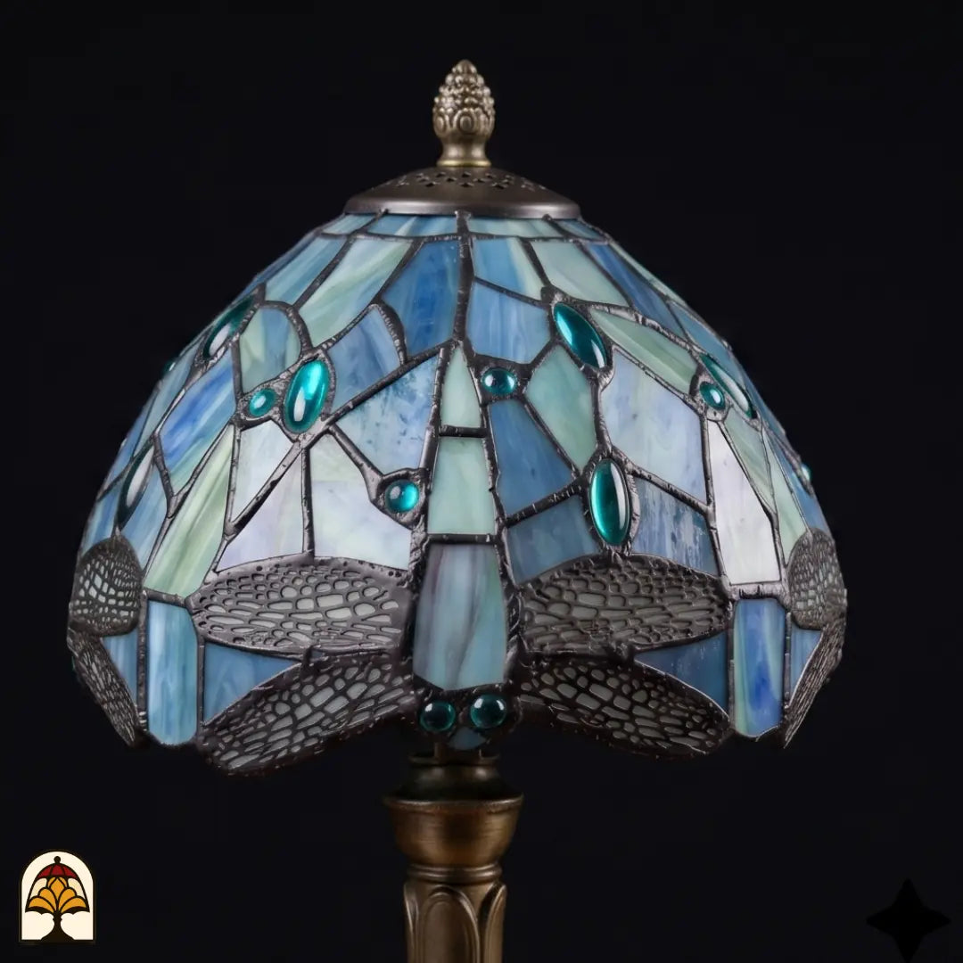 Close-up kap Tiffany tafellamp Libellula Celeste ⌀20 cm – blauw en zeegroen glas-in-lood met libellenmotief en turquoise cabochons