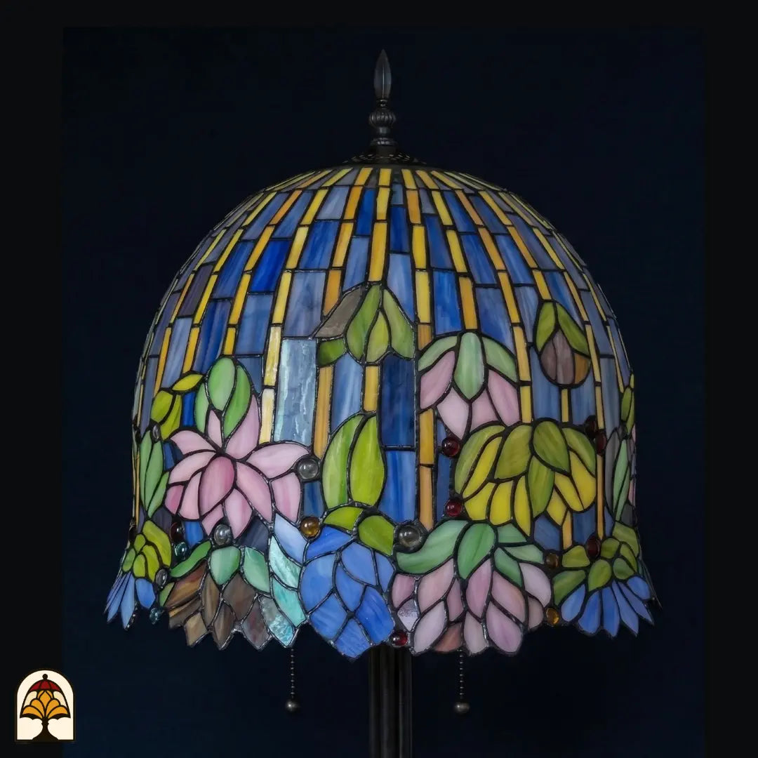 Onverlichte kap Tiffany tafellamp Pond Lilia – roze waterlelie en groene bladeren in glas-in-lood, blauwe achtergrondbanen