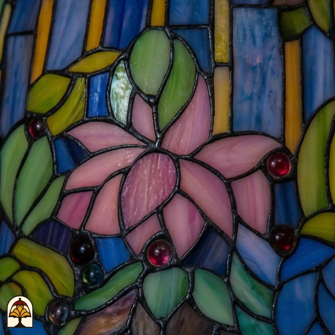 Detail glas-in-lood Tiffany tafellamp Pond Lilia – roze waterlelieblad met rode en groene glasjuwelen