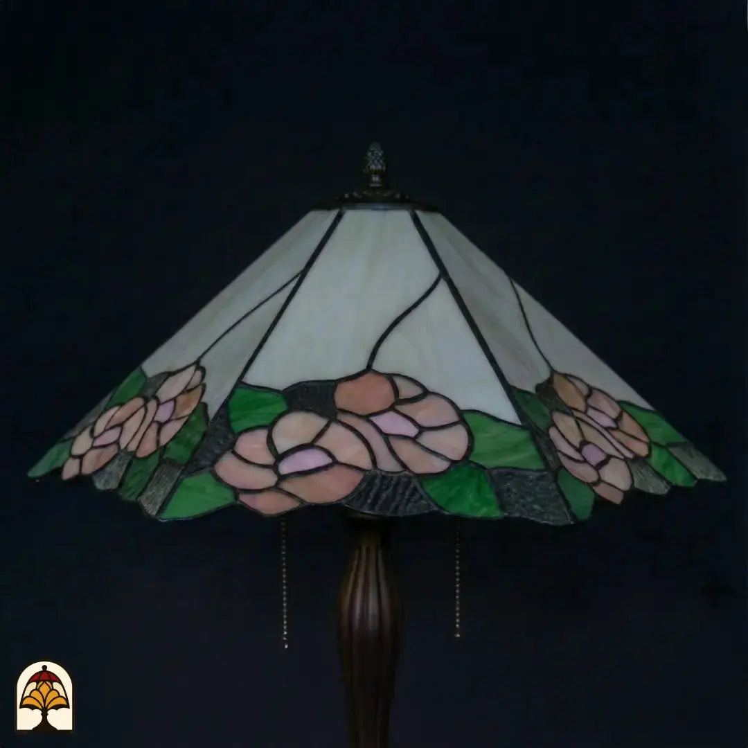 Close-up onverlichte kap Tiffany tafellamp Alba Sereno vanuit andere hoek, roze rozen, groene bladeren, witte bovenzijde van de kap