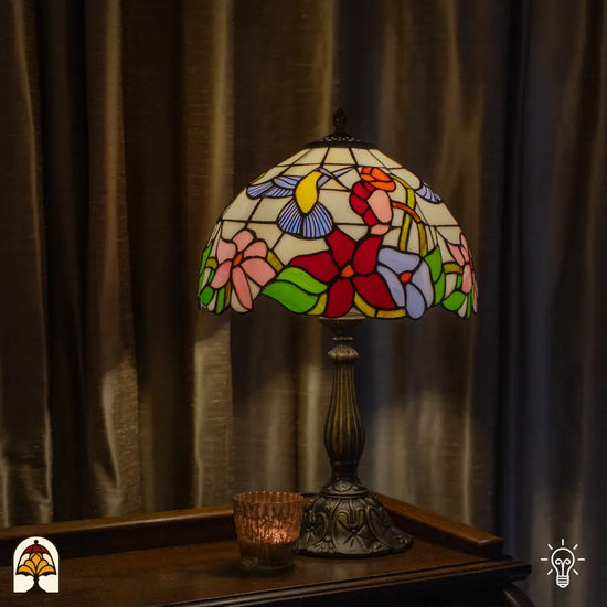 Verlichte Tiffany lamp tafellamp Colibrì ⌀30 cm in interieur – crème kap met kolibrie en kleurrijke bloemen, bronzen kolomvoet