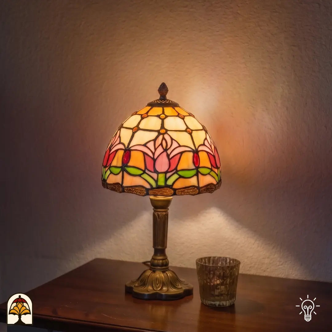 Verlichte Tiffany lamp tafellamp Tulipa ⌀20 cm in interieur – koepelkap met roze en rode tulpen op crème glas-in-lood, bronzen kolomvoet
