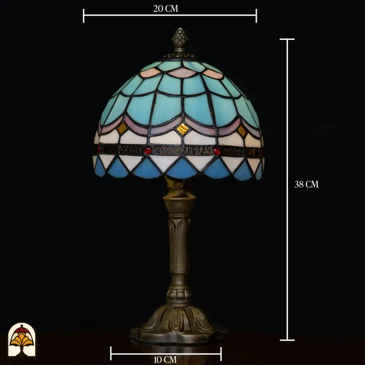 Maatafbeelding Tiffany tafellamp Sapphire: 20 cm breed, 38 cm hoog, voet 10 cm – blauwe koepelkap met visschubbenpatroon op bronzen kolomvoet