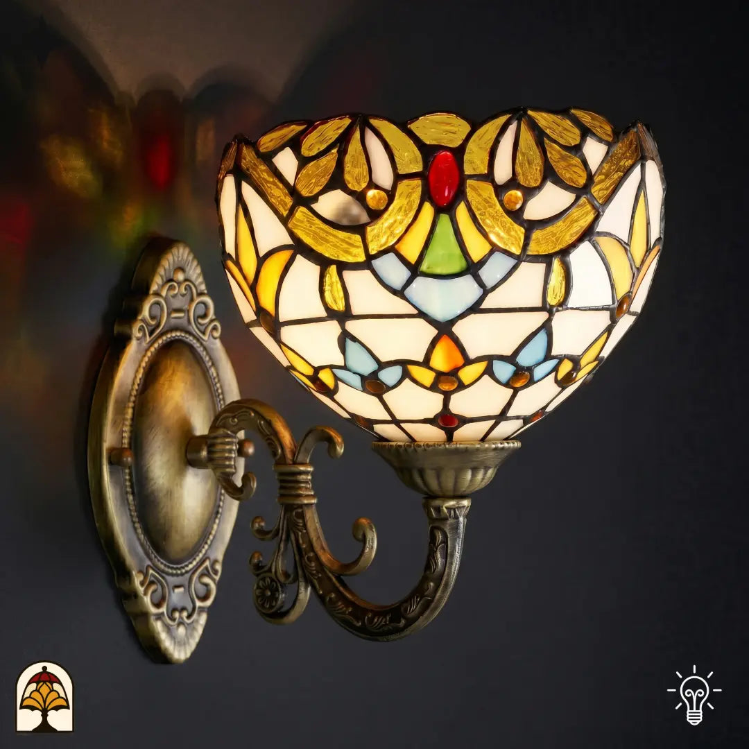 Zijaanzicht Tiffany wandlamp Barok met bronzen muurbeugel en ovale wandplaat, glas-in-lood kap met goudgele bladvormen en rode steenaccenten