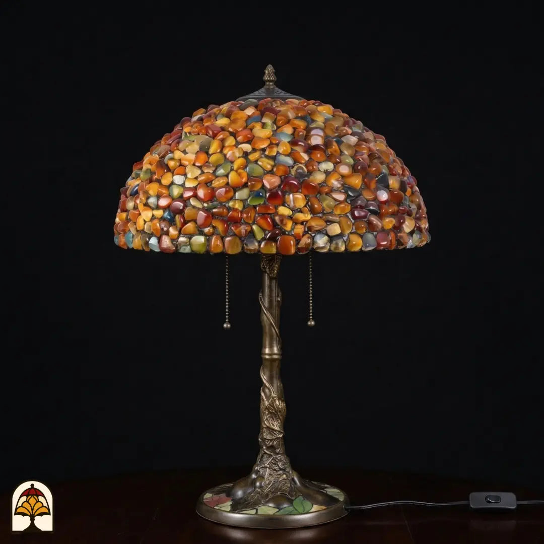Onverlichte Tiffany tafellamp Stone Mosaic Amber ⌀40 cm – koepelkap van amberkleurige natuurstenen, bronzen boomstamvoet met trekschakelaars