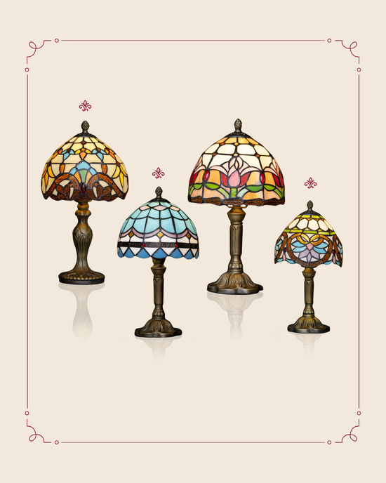 Afbeelding van vier Tiffany-stijl tafellampen met glas-in-lood kappen in verschillende kleuren en patronen, geplaatst op een lichte beige achtergrond.
