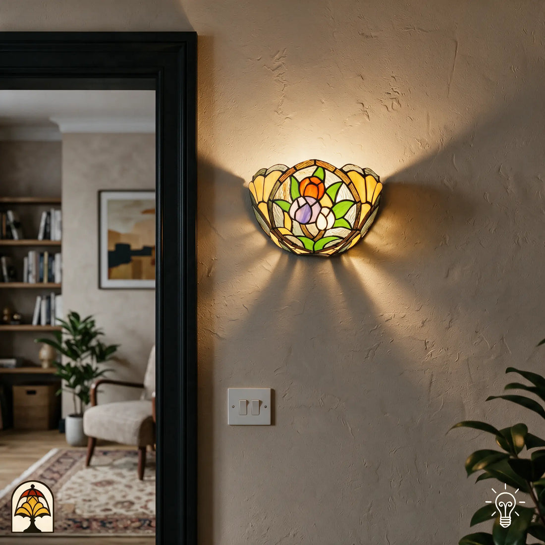 Tiffany wandlamp Tulipa Tricolore – sfeerfoto in een sfeervol interieur bij de deur