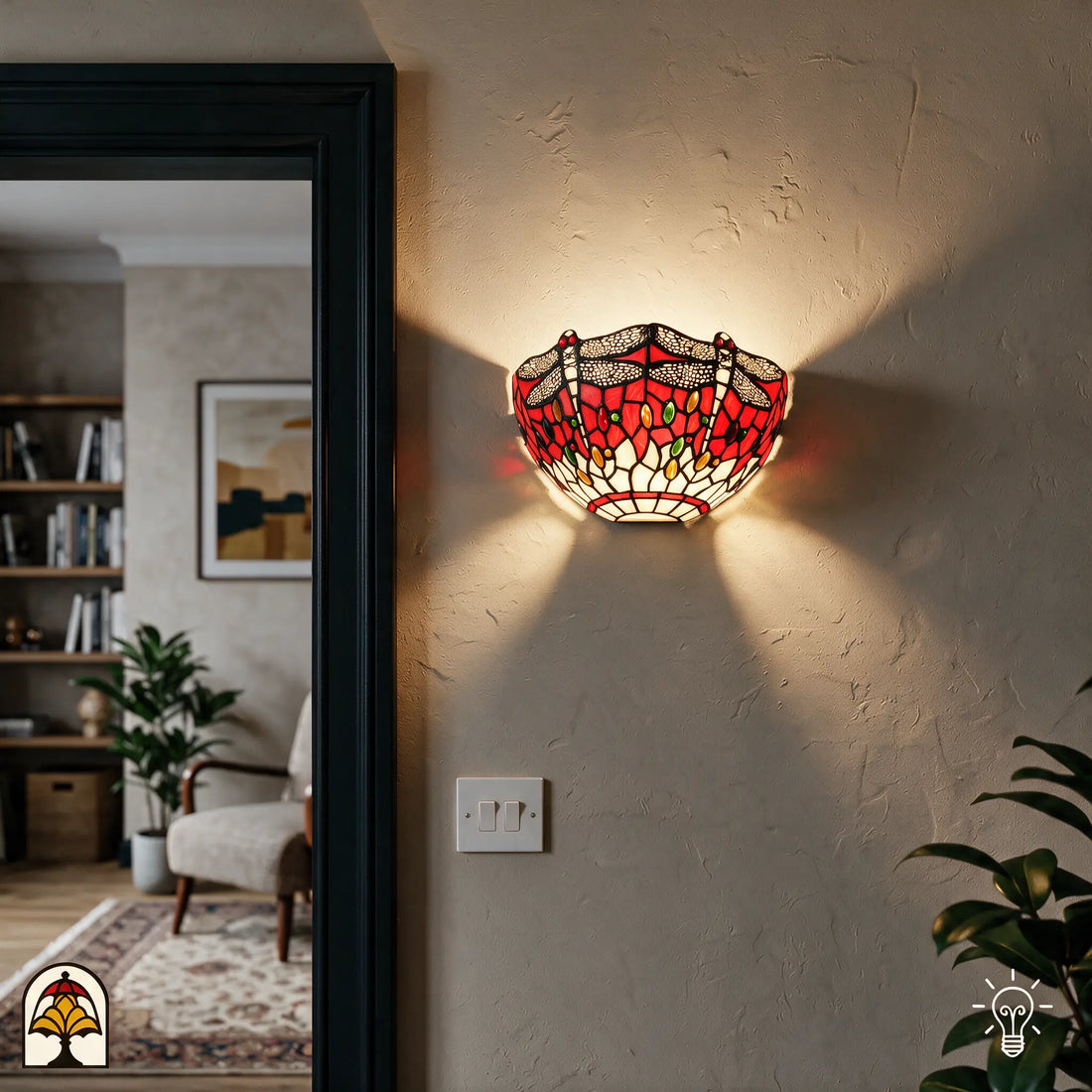 Tiffany wandlamp Libellula Rossa in sfeervol interieur bij de deur - De Sierkamer