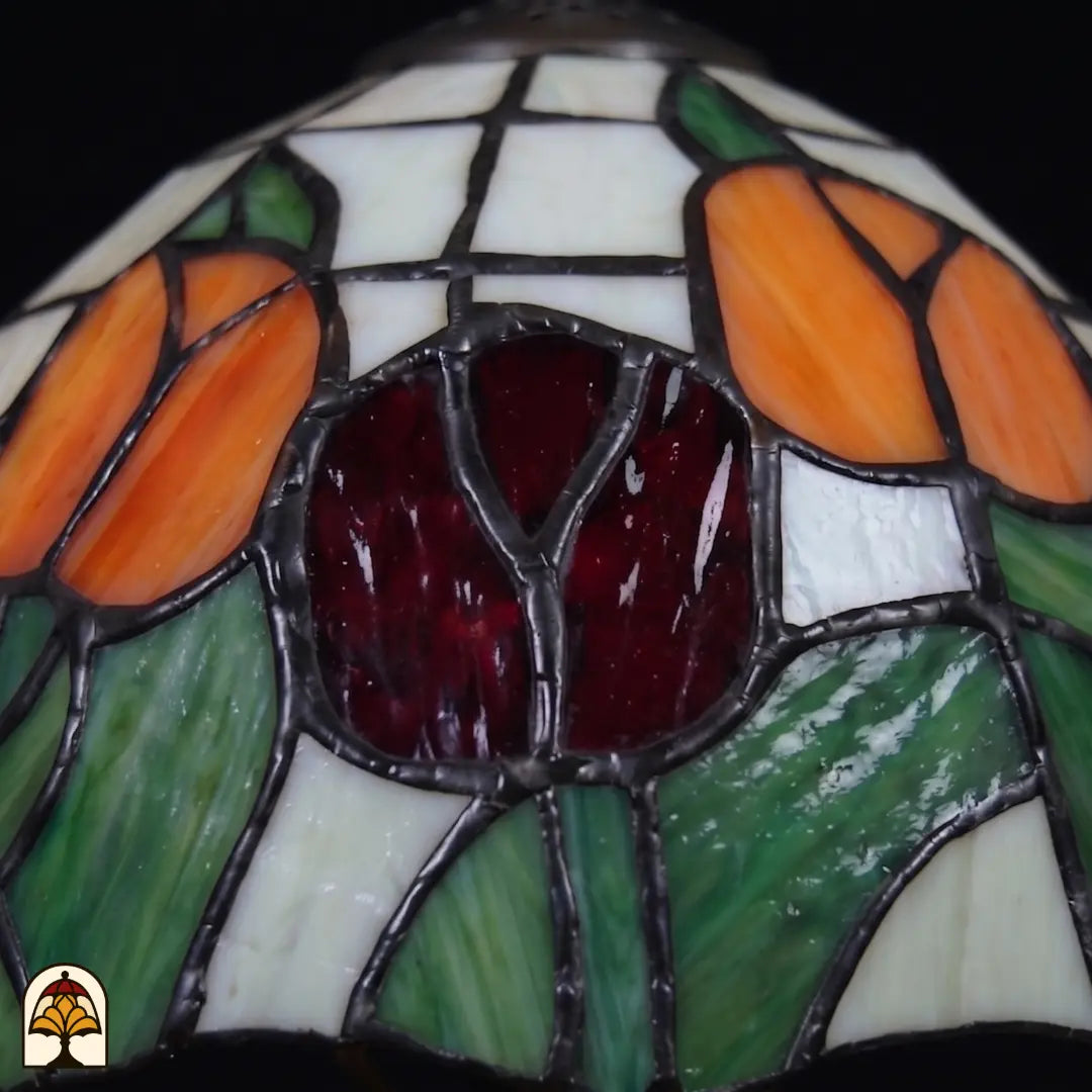 Close-up lampenkap Holland Golden Tulip onverlicht – tulpendetails in glas-in-lood