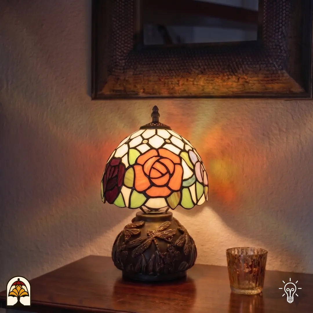 Tiffany tafellamp Silvae Rosea in interieur verlicht – warme oranje roos in glas-in-lood