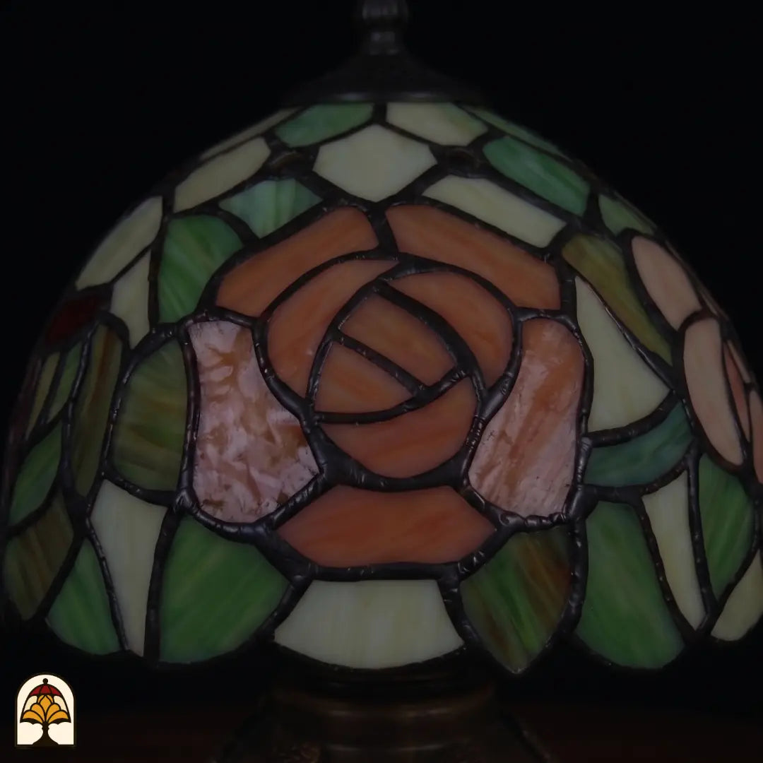 Close-up lampenkap Silvae Rosea onverlicht – rozendetails in glas-in-lood