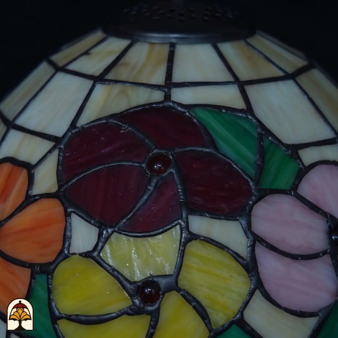 Close-up lampenkap Roseto Vivace onverlicht – rozendetails in glas-in-lood