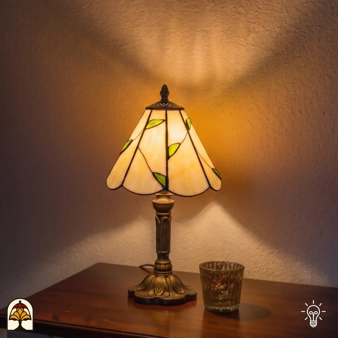 Verlichte Tiffany lamp tafellamp Lumina Foliage ⌀20 cm in interieur – crèmewitte kegelvormige kap met groene bladslinger, bronzen voet, warm licht