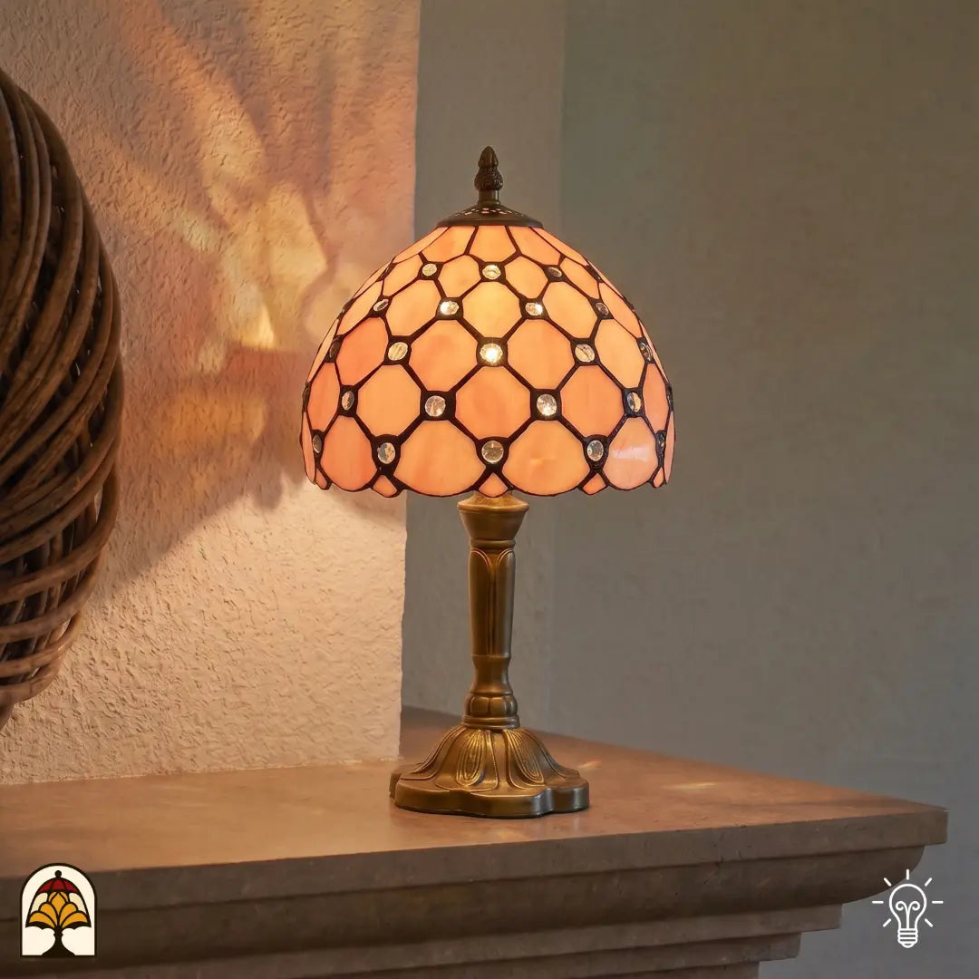 Tiffany tafellamp Nuvola Rosa in interieur verlicht – zachte roze gloed