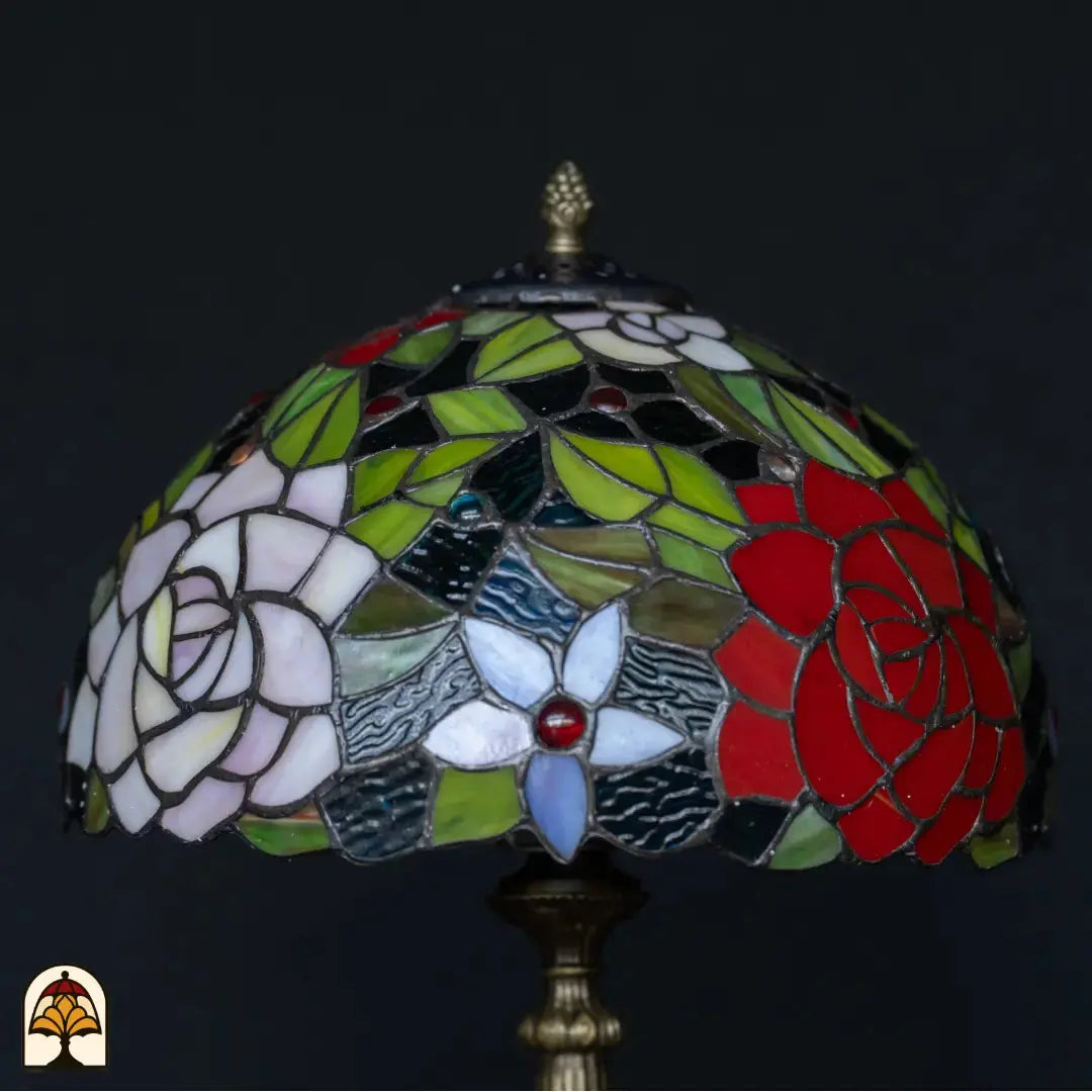 Close-up onverlichte kap Tiffany lamp tafellamp Rosetta ⌀30 cm – rozetmotief in glas-in-lood