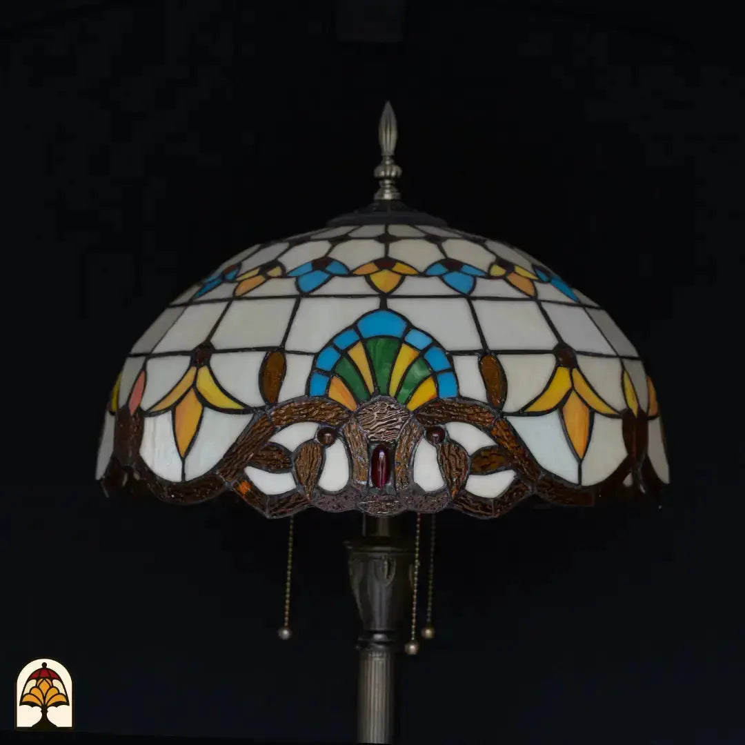 Close-up fitting Tiffany vloerlamp Barok — twee LED-peertjes in bronzen dubbele fitting, twee trekschakelaars, kleurig glas kap op achtergrond