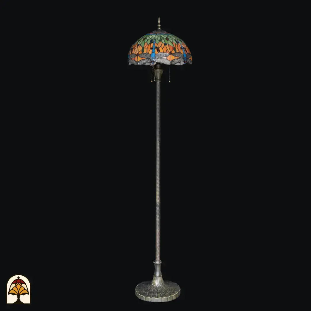 Close-up onverlichte kap Tiffany lamp vloerlamp Libellula Azul – blauwe glasvlakken, grijze libellenrand