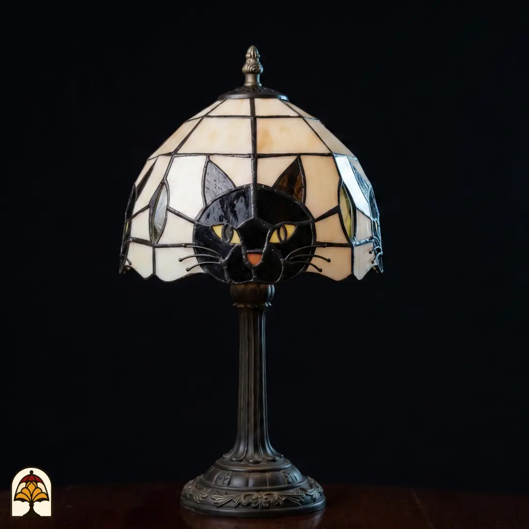 Tiffany tafellamp Gatto Nero volledig aanzicht met bronskleurige gedecoreerde voet
