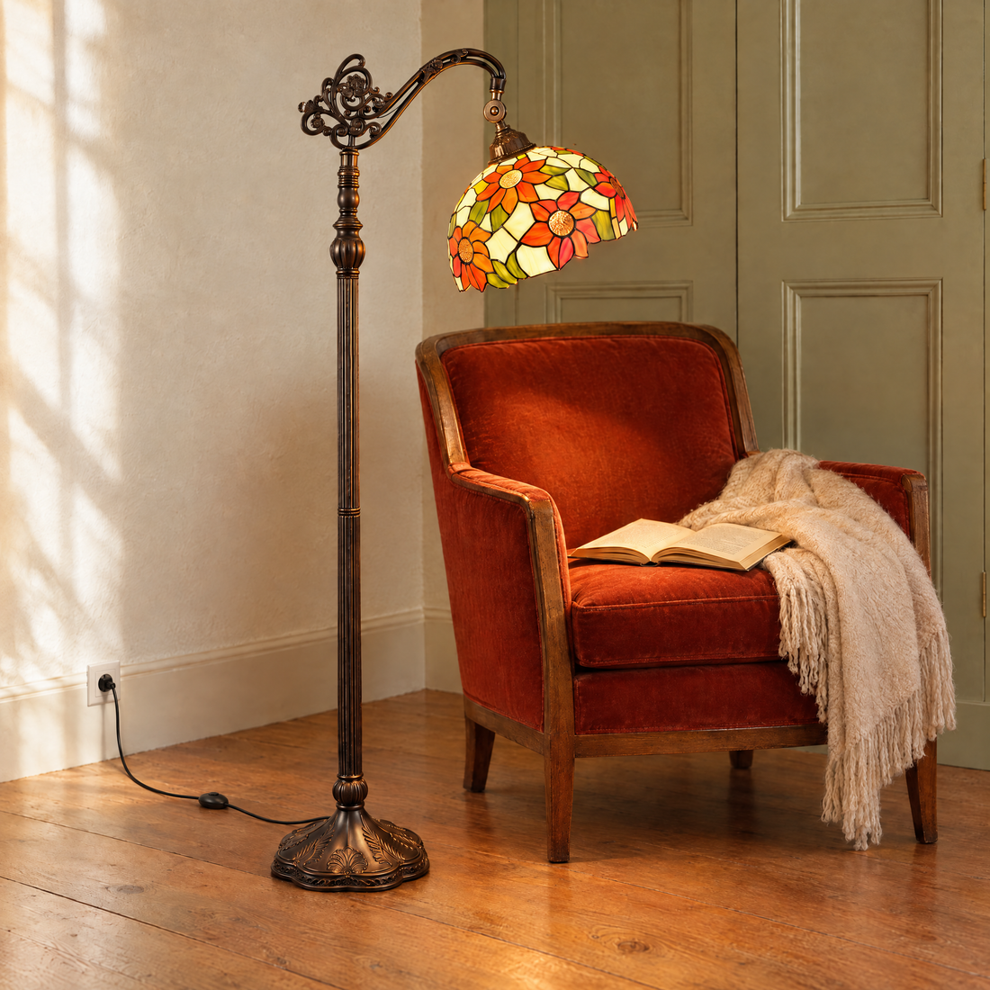 Tiffany vloerlamp Solea Leeslamp ⌀30 cm – sfeerfoto als leeslamp naast rode fauteuil met open boek en plaid