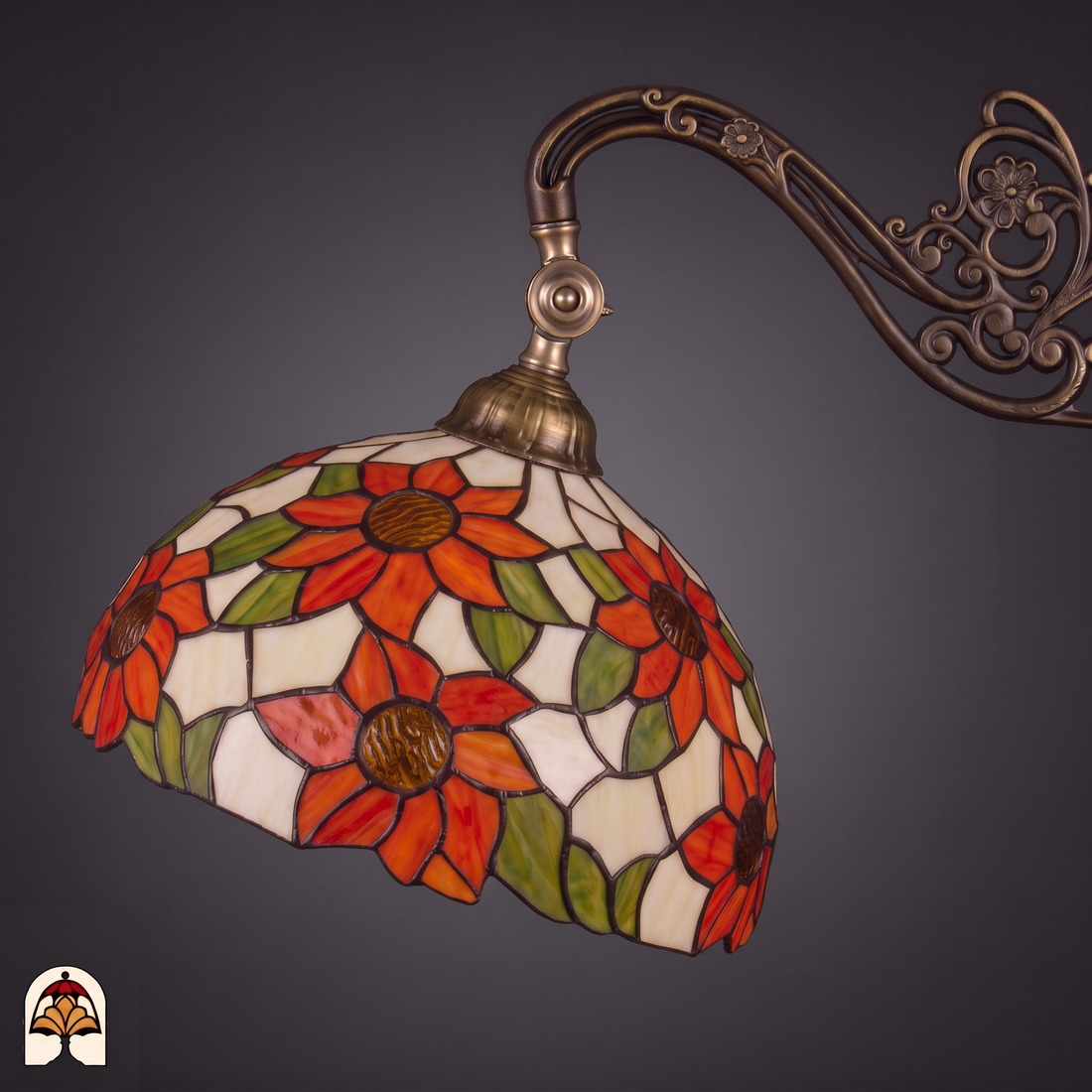 Tiffany vloerlamp Solea Leeslamp ⌀30 cm – close-up kap, oranjerode zonnebloemen, groene bladeren en roomwit glas