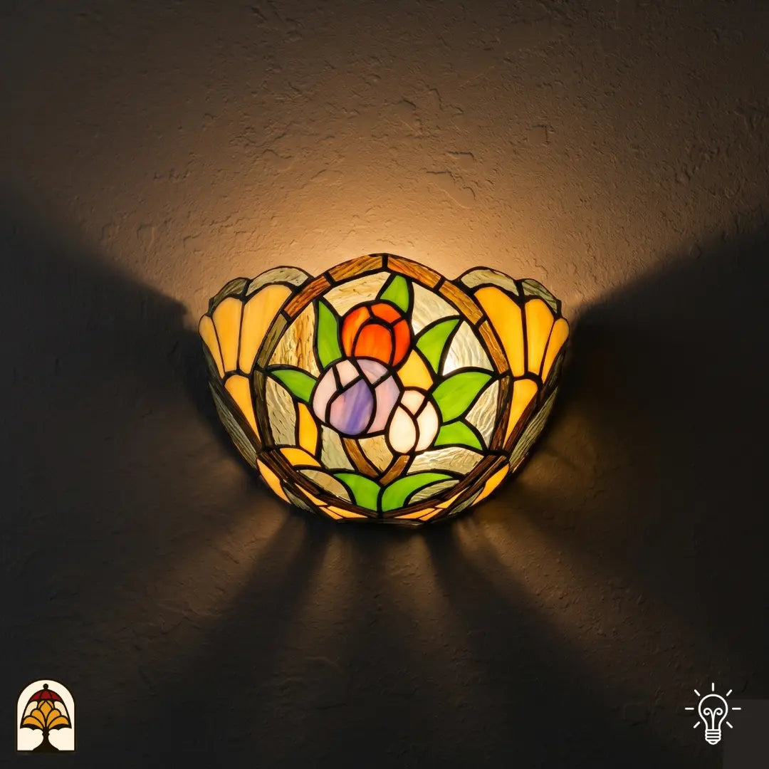 Tiffany wandlamp Tulipa Tricolore – verlicht op de muur, drie tulpen in rood, paars en wit in halfronde kap
