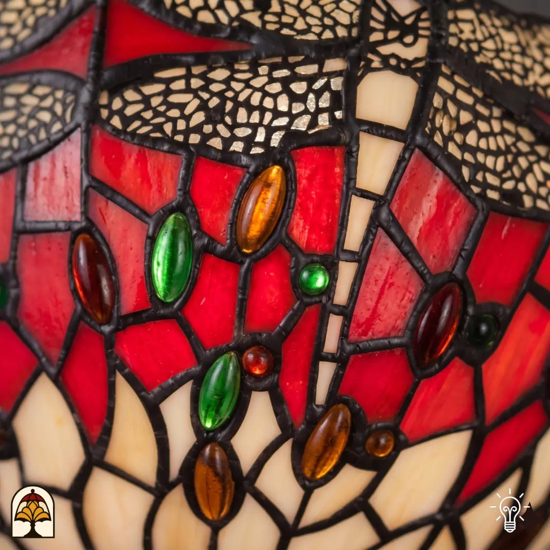 Tiffany wandlamp Libellula Rossa in interieur – sfeervol rood lichtspel