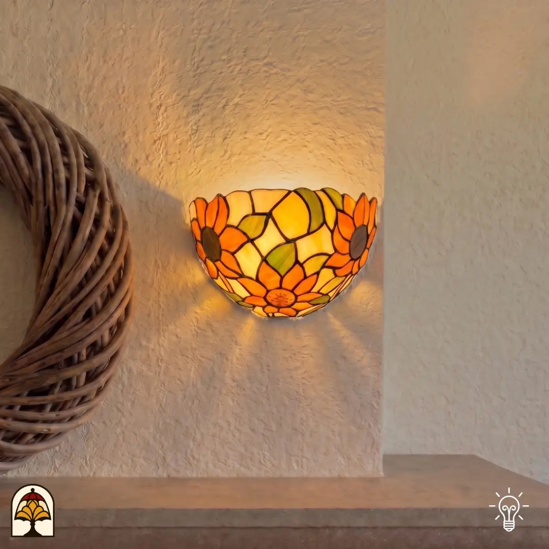 Tiffany wandlamp Solea Girasole – zonnebloemen in glas-in-lood verlicht