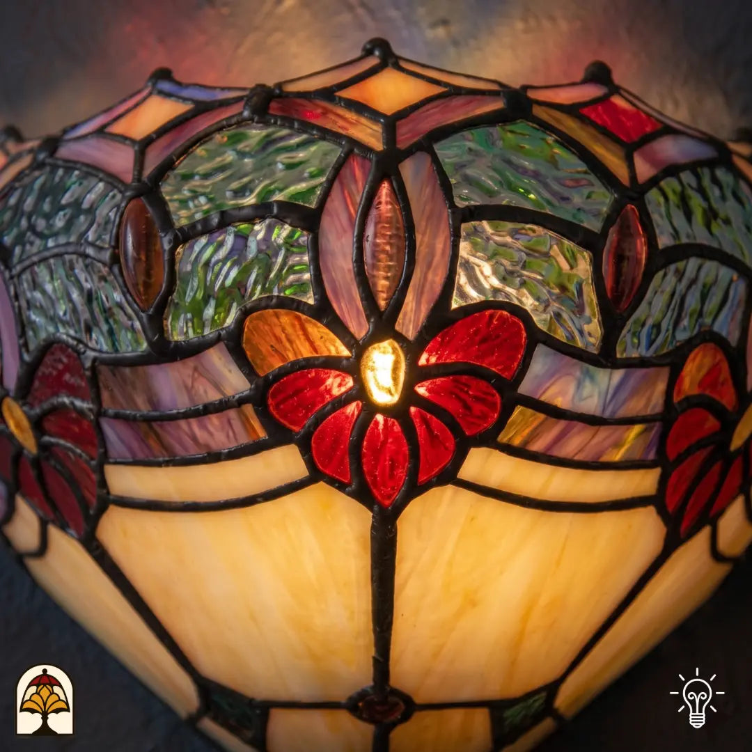 Tiffany wandlamp Giglio Rubino in interieur – warm rood-geel lichtspel op muur