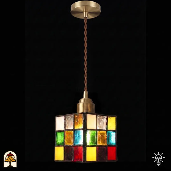 Tiffany hanglamp Cubo Colorato verlicht op zwarte achtergrond – kubusvormige kap met veelkleurige glasvlakken
