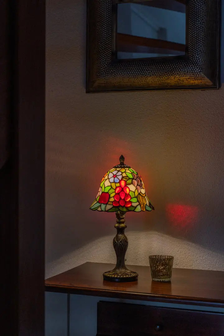 Sfeervol interieur verlicht door een authentieke tiffany lamp