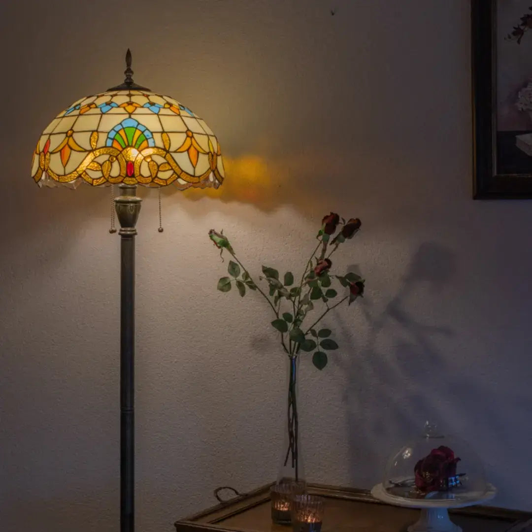 Tiffany vloerlamp: De voordelen voor sfeerverlichting in huis - De Sierkamer