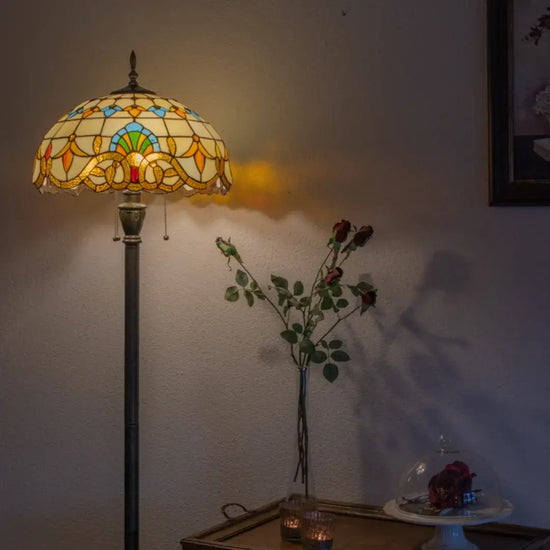 Tiffany vloerlamp: De voordelen voor sfeerverlichting in huis - De Sierkamer