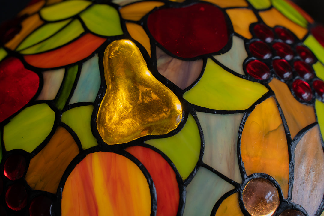 Close-up van handgesoldeerd glas-in-lood in een Tiffany lamp