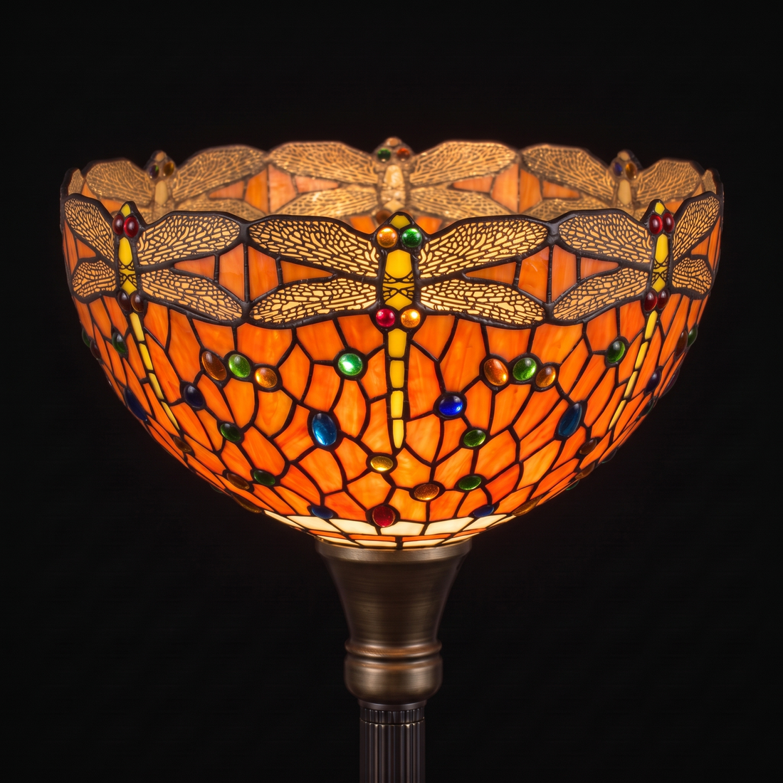 Tiffany vloerlamp Libellula Tramonto ⌀30 cm – close-up verlichte kap, libellen, oranje glas en kleurrijke glasparels