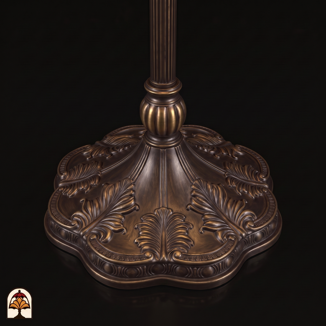 Tiffany vloerlamp Libellula Tramonto ⌀30 cm – close-up bronskleurige voet met bladreliëf en gecanneleerde stam