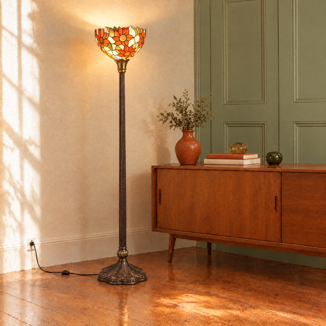 Tiffany vloerlamp Solea Uplighter ⌀30 cm – sfeerfoto in een huiselijke hoek met groene deur