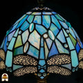 Close-up verlichte kap Libellula Celeste ⌀20, blauwe, turquoise en lichtblauwe glas-in-lood panelen met witte en grijze ovale juwelen en libellenfries langs rand