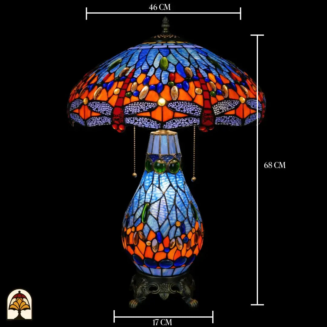 Tiffany lamp tafellamp met maatindicaties: diameter kap 46 cm, totale hoogte 68 cm, voetdiameter 17 cm; verlichte kap met blauw glas, libellemotieven en blauwe glaskralen zichtbaar