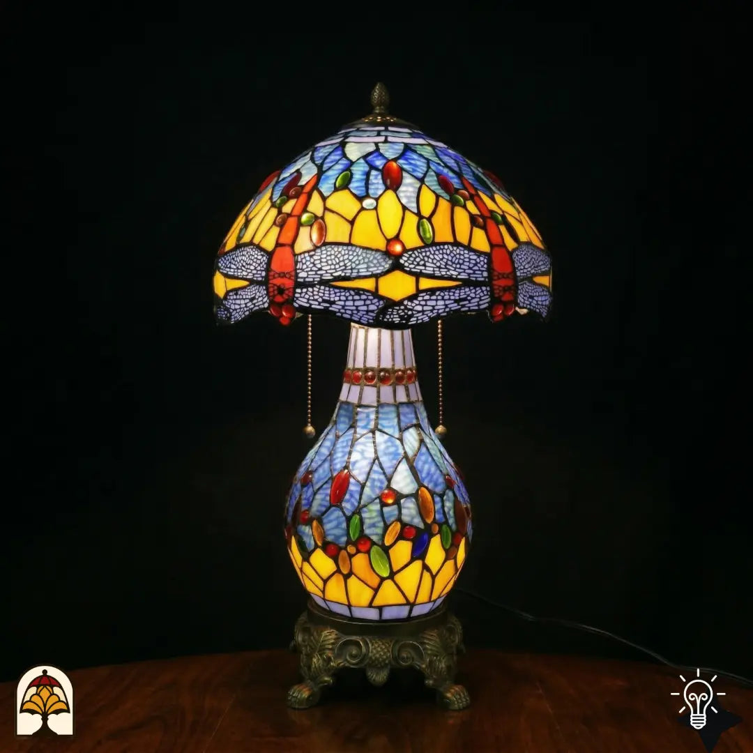 Verlichte Tiffany tafellamp Libellula Azurea ⌀30 cm op zwarte achtergrond – azuurblauwe koepelkap met libellenmotief, bronzen kolomvoet
