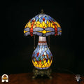 Verlichte Tiffany tafellamp Libellula Azurea ⌀30 cm op zwarte achtergrond – azuurblauwe koepelkap met libellenmotief, bronzen kolomvoet