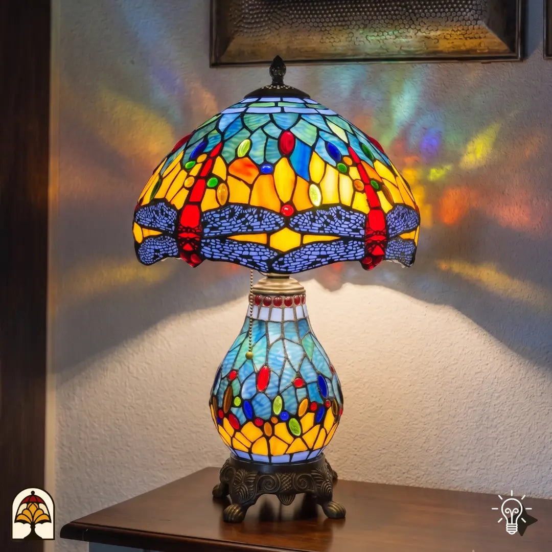 Verlichte Tiffany tafellamp Libellula Azurea ⌀30 cm in interieur – azuurblauwe kap met libellenmotief, warm licht, bronzen voet