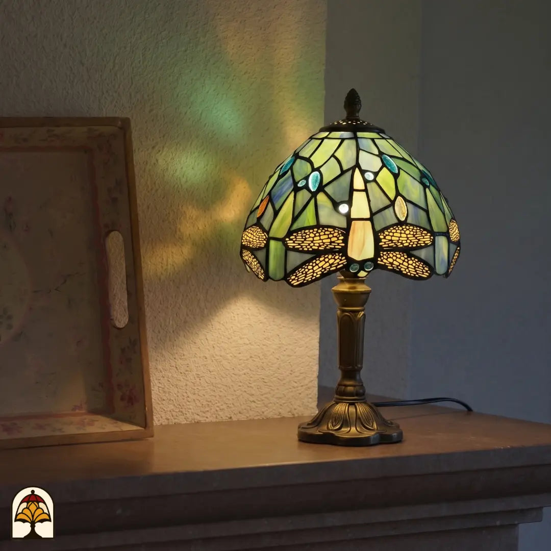 Verlichte Tiffany tafellamp Libellula Celeste ⌀20 cm in interieur – lichtblauwe kap met libellenmotief, warm licht, bronzen voet