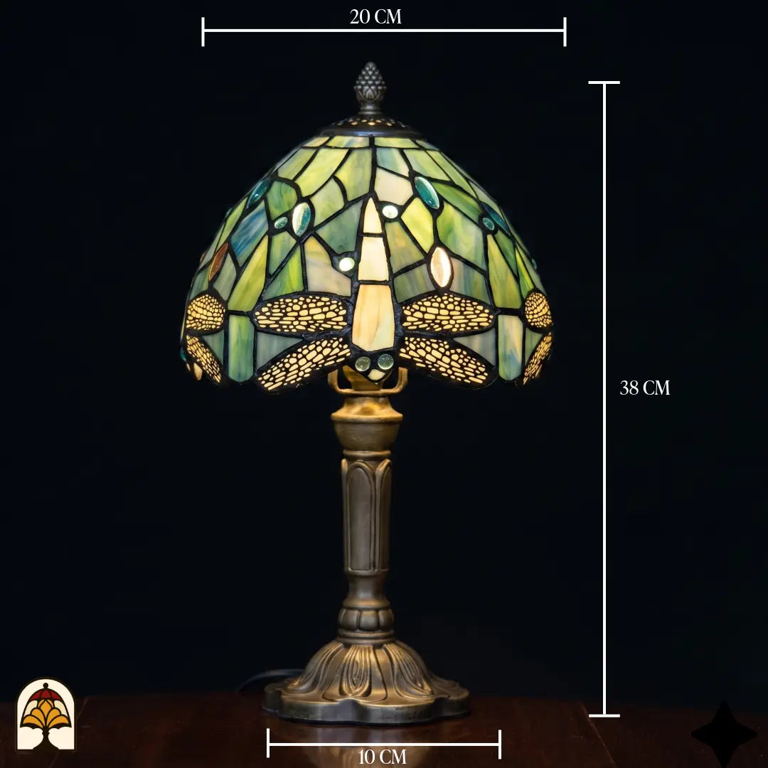 Maatafbeelding Tiffany tafellamp Libellula Celeste – kapdiameter 20 cm, totale hoogte 38 cm, voetdiameter 10 cm