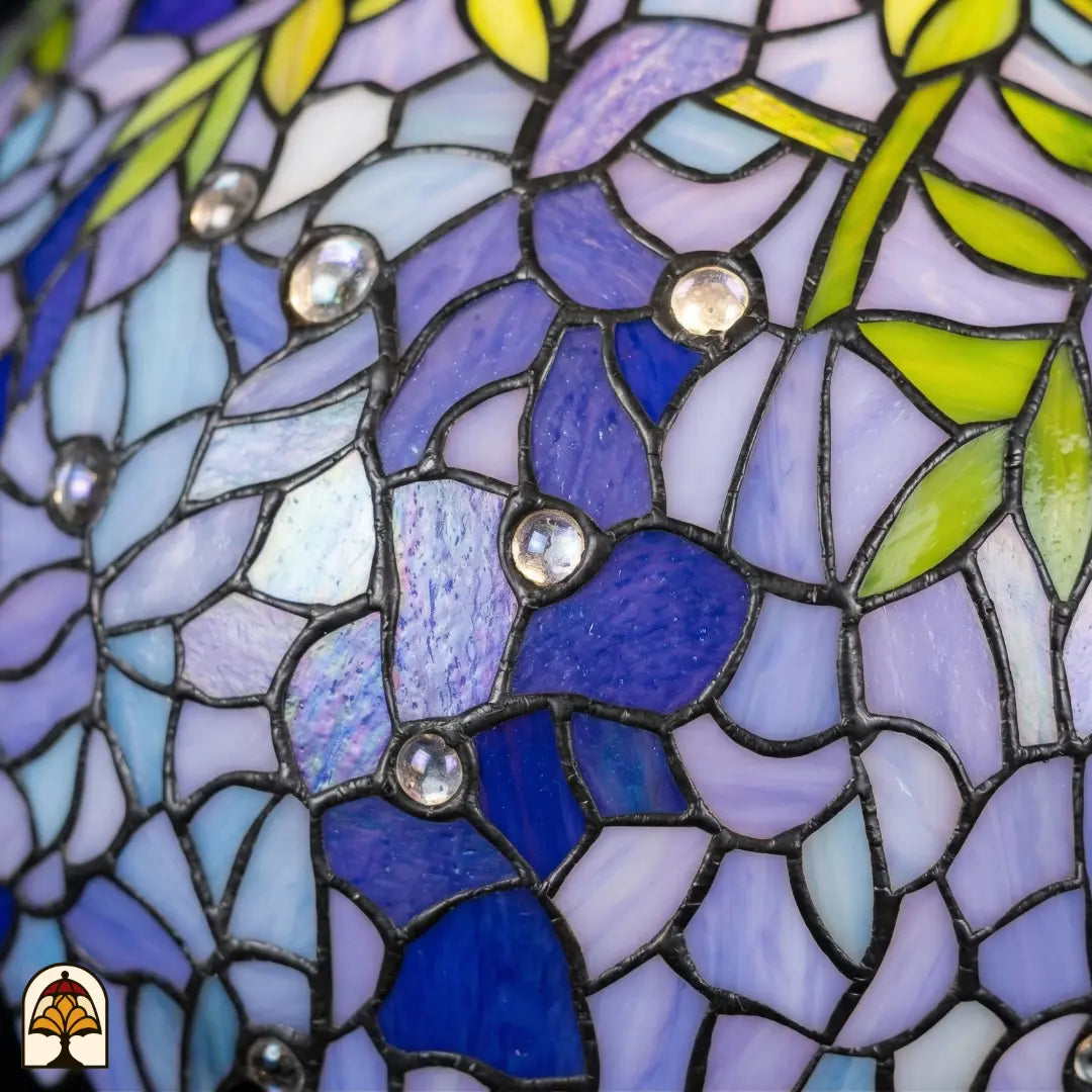 Close-up onverlichte kap Wisteria Celeste met lila-blauwe en witte glyciniabloemen en ronde kristalaccenten