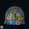 Onverlichte Tiffany tafellamp Pond Lilia, koepelkap met blauwe en gele verticale strepen, roze waterlelies en groene bladeren, Art Nouveau waterlelieblad-voet
