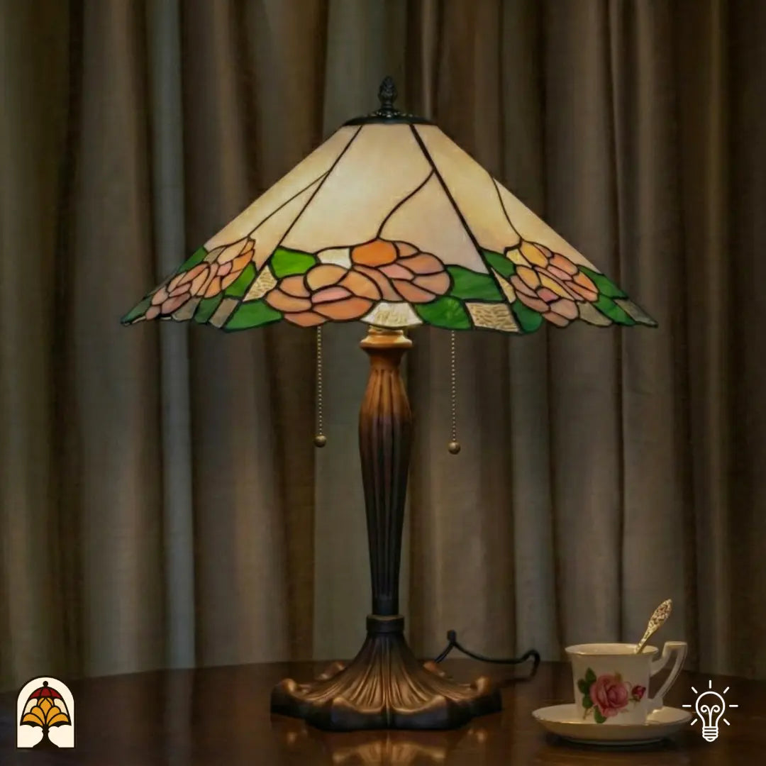 Verlichte Tiffany tafellamp Alba Sereno op ronde houten tafel voor gordijnen, theekopje met schotel ernaast, sfeervolle woonomgeving