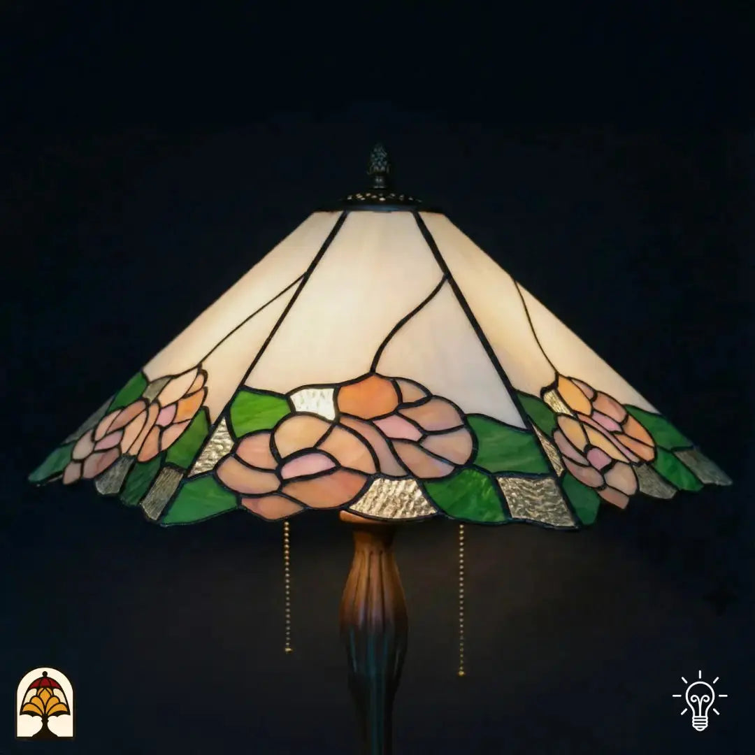 Close-up verlichte kap Tiffany tafellamp Alba Sereno, witte en crème bovenzijde, roze rozen en groene bladeren onderaan, getextureerd glas, trekschakelaars zichtbaar