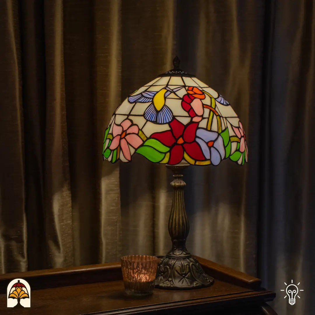 Verlichte Tiffany lamp tafellamp Colibrì ⌀30 cm in interieur – crème kap met kolibrie en kleurrijke bloemen, bronzen kolomvoet